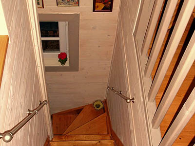 Eine schmale Treppe führt in das Obergeschoss